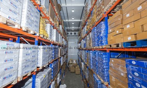 What is the structure of a cold storage warehouse?